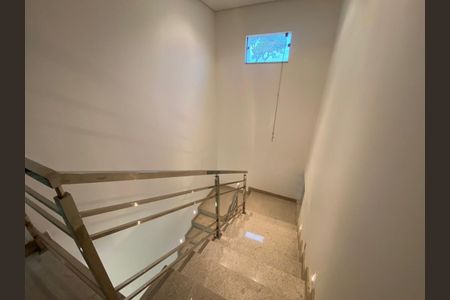 Casa para alugar com 2500m², 5 quartos e 8 vagasEscada