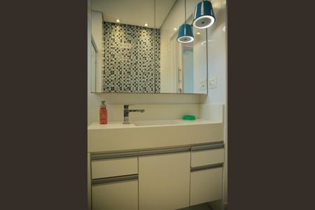 Casa à venda com 169m², 3 quartos e 1 vagaSuíte 1 - Banheiro 