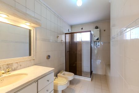 Casa de condomínio para alugar com 300m², 3 quartos e 2 vagas Casa de condomínio para alugar com 300m², 3 quartos e 2 vagasBanheiro da Suíte