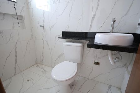 Casa à venda com 70m², 2 quartos e 2 vagasBanheiro Suíte 1