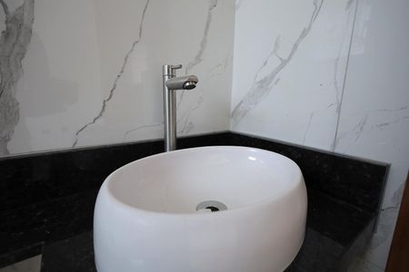 Casa à venda com 70m², 2 quartos e 2 vagasBanheiro Suíte 1