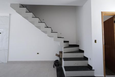Casa à venda com 70m², 2 quartos e 2 vagasEscada