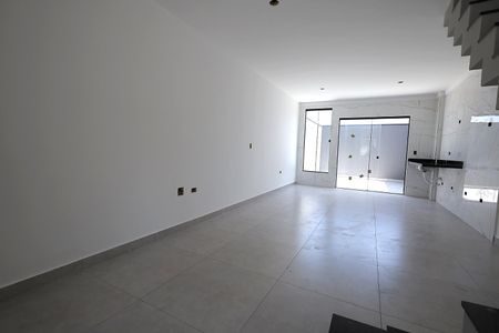 Casa à venda com 70m², 2 quartos e 2 vagasSala