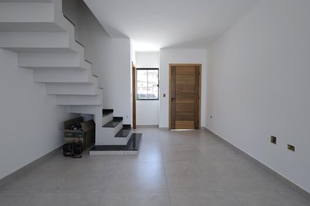 Casa à venda com 70m², 2 quartos e 2 vagasSala