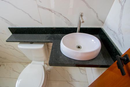 Apartamento à venda com 70m², 2 quartos e 2 vagasBanheiro do quarto 2