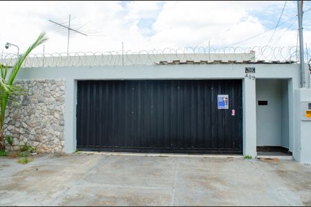 Casa para alugar com 380m², 4 quartos e 4 vagasFachada