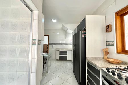 Casa à venda com 270m², 4 quartos e 4 vagas Casa à venda com 270m², 4 quartos e 4 vagasCozinha