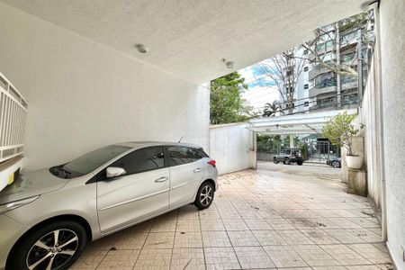 Casa à venda com 270m², 4 quartos e 4 vagas Casa à venda com 270m², 4 quartos e 4 vagasGaragem