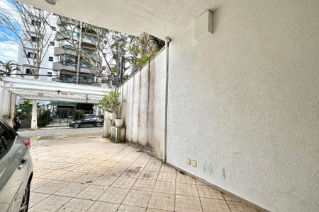 Casa à venda com 270m², 4 quartos e 4 vagas Casa à venda com 270m², 4 quartos e 4 vagasGaragem