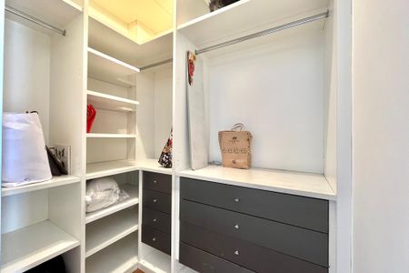 Casa à venda com 270m², 4 quartos e 4 vagas Casa à venda com 270m², 4 quartos e 4 vagasCloset da Suíte 1