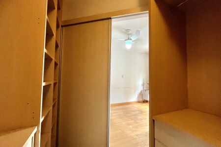 Casa à venda com 270m², 4 quartos e 4 vagas Casa à venda com 270m², 4 quartos e 4 vagasCloset da Suíte 3