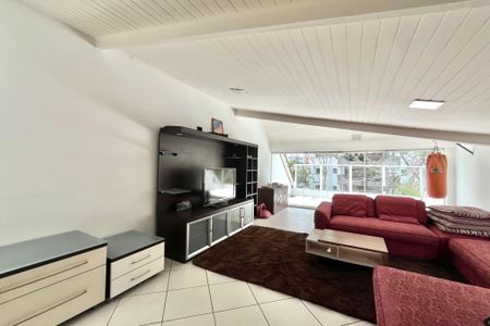 Casa à venda com 270m², 4 quartos e 4 vagas Casa à venda com 270m², 4 quartos e 4 vagasSala de TV