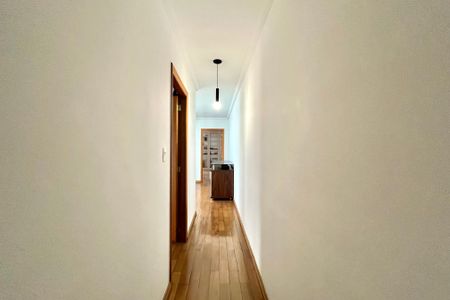 Casa à venda com 270m², 4 quartos e 4 vagas Casa à venda com 270m², 4 quartos e 4 vagasCorredor