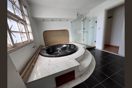 Casa à venda com 300m², 4 quartos e 2 vagas