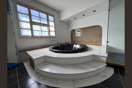 Casa à venda com 300m², 4 quartos e 2 vagas