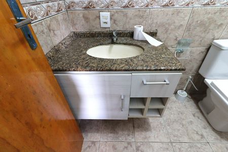 Casa à venda com 192m², 3 quartos e 8 vagasBanheiro de serviço