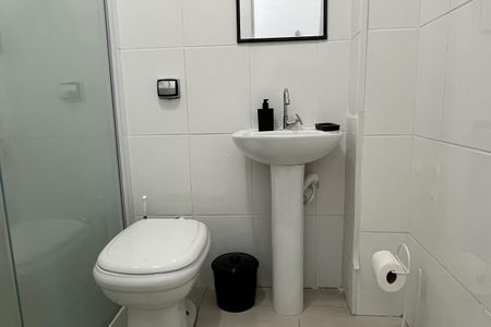 Banheiro de kitnet/studio para alugar com 1 quarto, 24m² em Ponta da Praia, Santos