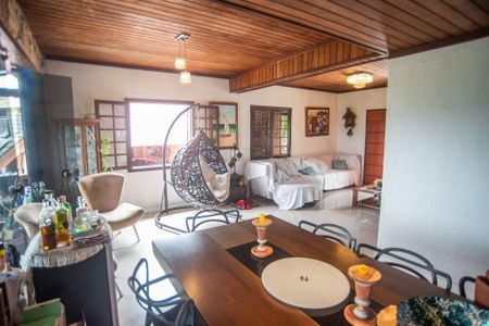 Casa à venda com 4 quartos, 360m² em Sapê, Niterói
