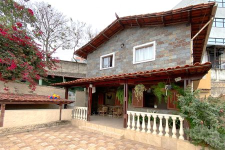 Casa para alugar com 300m², 5 quartos e 3 vagasFachada interna