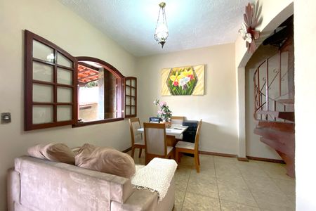 Casa para alugar com 300m², 5 quartos e 3 vagasSala