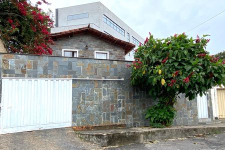 Casa para alugar com 300m², 5 quartos e 3 vagasFachada