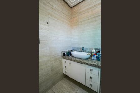 Casa à venda com 440m², 3 quartos e 5 vagasBanheiro da Suíte 2