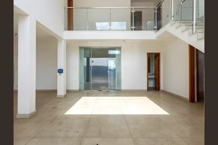 Casa para alugar com 306m², 3 quartos e 5 vagas Casa para alugar com 306m², 3 quartos e 5 vagasSala