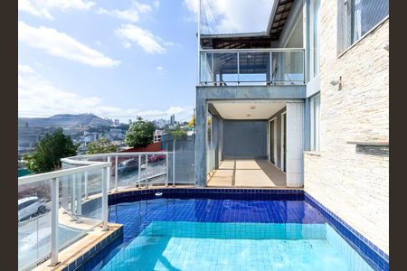 Casa para alugar com 306m², 3 quartos e 5 vagas Casa para alugar com 306m², 3 quartos e 5 vagasPiscina