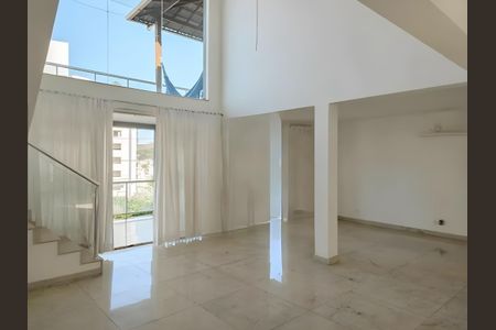 Casa para alugar com 306m², 3 quartos e 5 vagas Casa para alugar com 306m², 3 quartos e 5 vagasSala