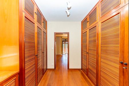 Casa à venda com 470m², 4 quartos e 4 vagas Casa à venda com 470m², 4 quartos e 4 vagasCloset da suíte 1