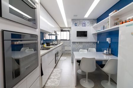 Apartamento à venda com 148m², 4 quartos e 4 vagas Apartamento à venda com 148m², 4 quartos e 4 vagasCozinha