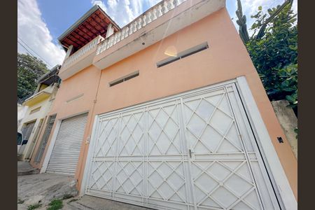 Casa para alugar com 204m², 3 quartos e 2 vagas Casa para alugar com 204m², 3 quartos e 2 vagasFachada