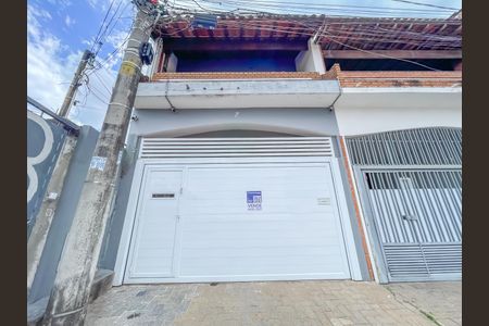 Casa à venda com 188m², 3 quartos e 2 vagas Casa à venda com 188m², 3 quartos e 2 vagasFachada