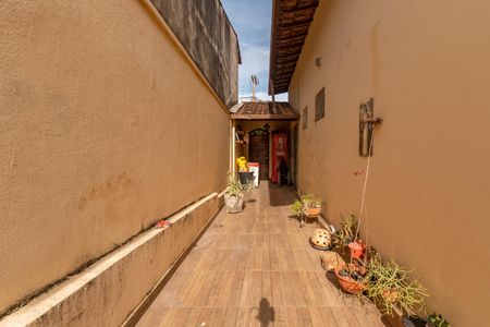 Casa à venda com 470m², 3 quartos e 3 vagas Casa à venda com 470m², 3 quartos e 3 vagasCorredor Lateral