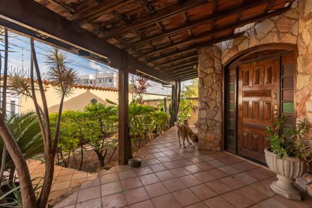 Casa à venda com 470m², 3 quartos e 3 vagas Casa à venda com 470m², 3 quartos e 3 vagasEntrada