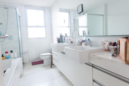 Apartamento à venda com 200m², 4 quartos e 4 vagas Apartamento à venda com 200m², 4 quartos e 4 vagasBanheiro suite master