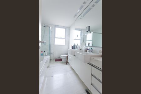 Apartamento à venda com 200m², 4 quartos e 4 vagas Apartamento à venda com 200m², 4 quartos e 4 vagasBanheiro suite master