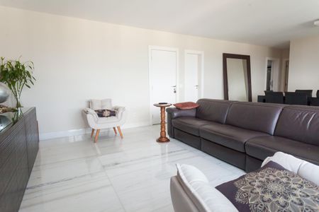 Apartamento à venda com 200m², 4 quartos e 4 vagas Apartamento à venda com 200m², 4 quartos e 4 vagasSala de TV