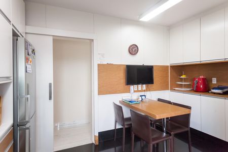 Apartamento à venda com 200m², 4 quartos e 4 vagas Apartamento à venda com 200m², 4 quartos e 4 vagasCozinha