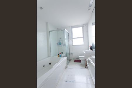 Apartamento à venda com 200m², 4 quartos e 4 vagas Apartamento à venda com 200m², 4 quartos e 4 vagasBanheiro suite master