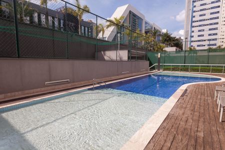 Apartamento à venda com 200m², 4 quartos e 4 vagas Apartamento à venda com 200m², 4 quartos e 4 vagasÁrea comum - Piscina