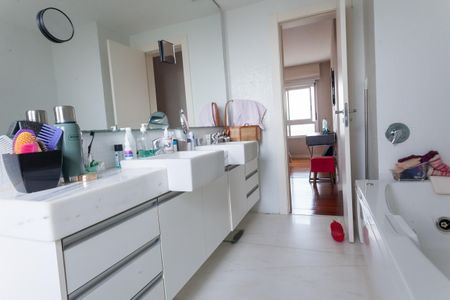 Apartamento à venda com 200m², 4 quartos e 4 vagas Apartamento à venda com 200m², 4 quartos e 4 vagasBanheiro suite master