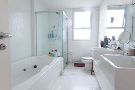 Apartamento à venda com 200m², 4 quartos e 4 vagas Apartamento à venda com 200m², 4 quartos e 4 vagasBanheiro suite master