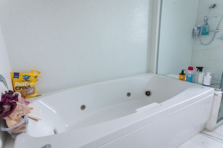 Apartamento à venda com 200m², 4 quartos e 4 vagas Apartamento à venda com 200m², 4 quartos e 4 vagasBanheiro suite master