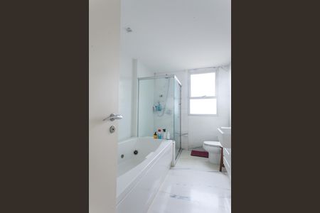 Apartamento à venda com 200m², 4 quartos e 4 vagas Apartamento à venda com 200m², 4 quartos e 4 vagasBanheiro suite master