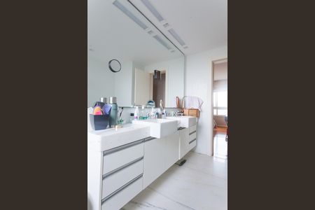 Apartamento à venda com 200m², 4 quartos e 4 vagas Apartamento à venda com 200m², 4 quartos e 4 vagasBanheiro suite master