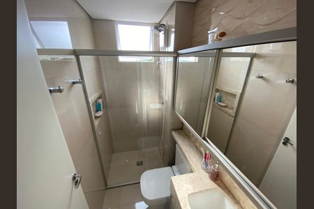 Banheiro de apartamento à venda com 2 quartos, 47m² em Lúcio de Abreu, Contagem