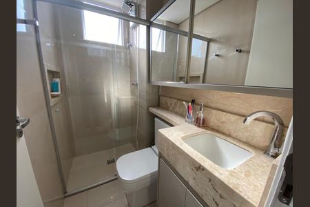 Banheiro de apartamento à venda com 2 quartos, 47m² em Lúcio de Abreu, Contagem