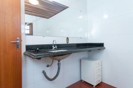 Casa de condomínio à venda com 220m², 4 quartos e 12 vagas Casa de condomínio à venda com 220m², 4 quartos e 12 vagasBanheiro Social