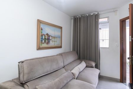 Sala de casa para alugar com 3 quartos, 88m² em Heliópolis, Belo Horizonte